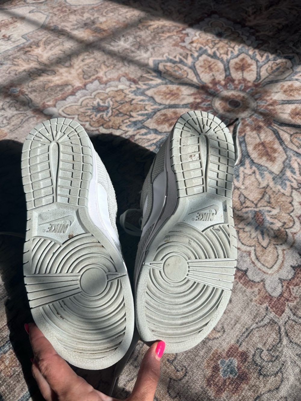 Nike Low-Top Sneakers in Light Grey and White - Picture 3 of 5